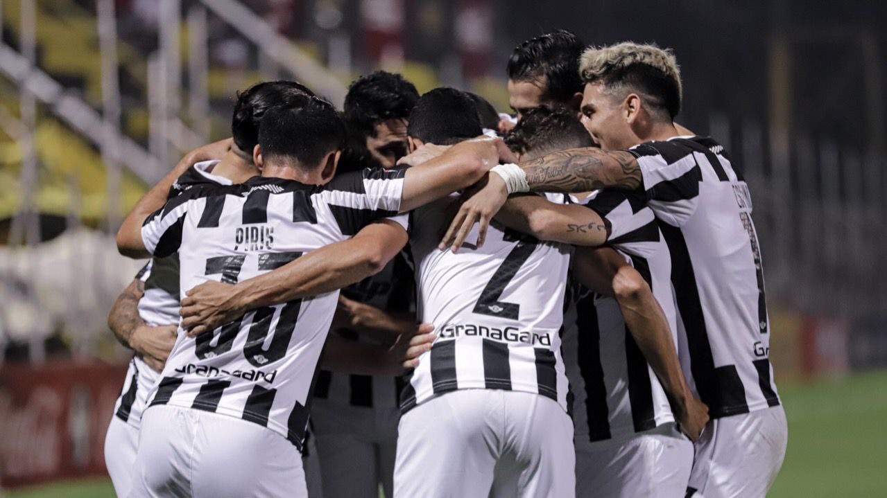 Guaraní lidera, Cerro se acerca